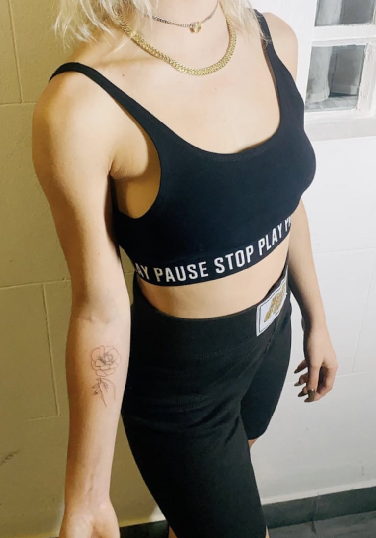 Lali Espósito mostró su nuevo tatuaje en el antebrazo: "A puro dolor"