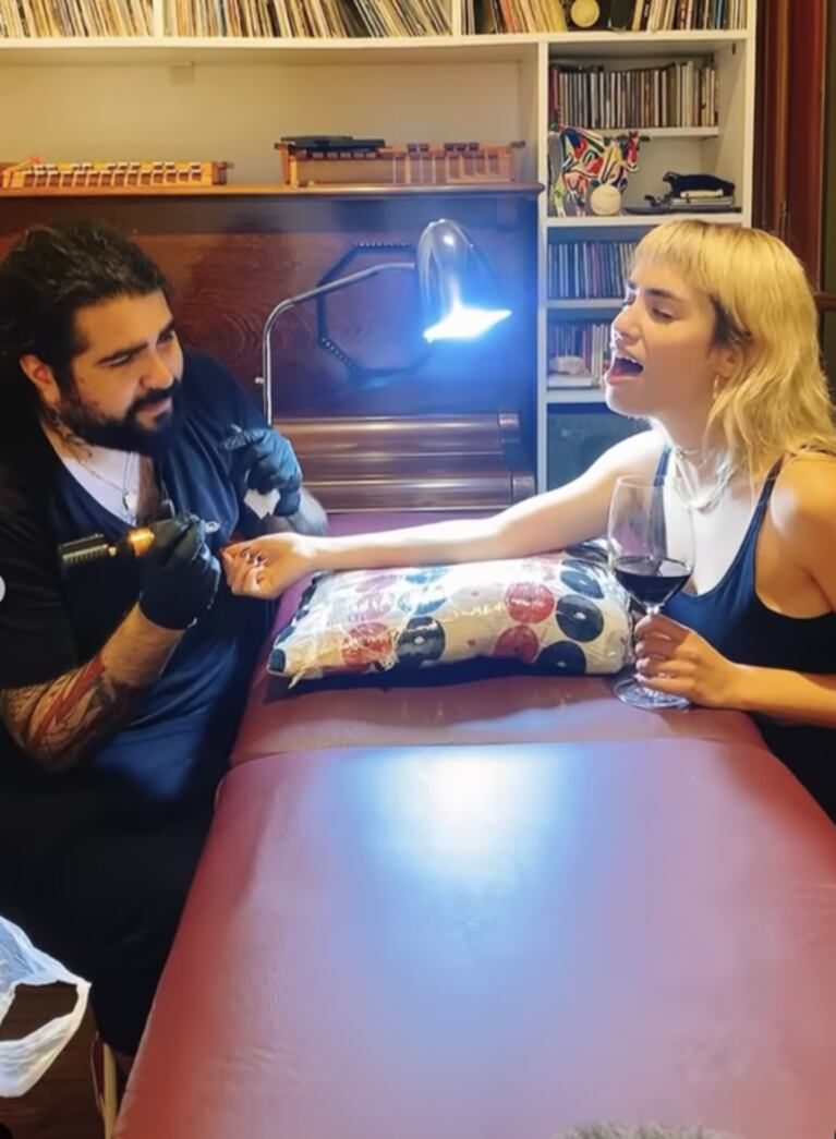 Lali Espósito mostró su nuevo tatuaje en el antebrazo: "A puro dolor"