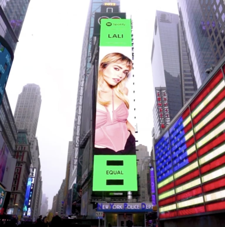 Lali Espósito reaccionó al verse en un inmenso cartel en Nueva York: "De Parque Patricios a Times Square"