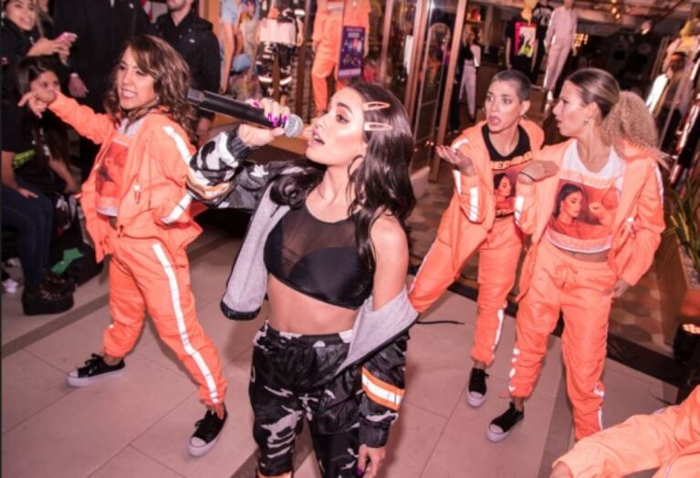 Lali Espósito se "convirtió" en maniquí y sorprendió a fans en un shopping: "Veamos cuáles son sus reacciones"