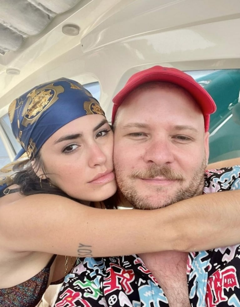 Lali Espósito se metió en la pileta sin corpiño para festejar con amigos: "La cosa se pone ruda"
