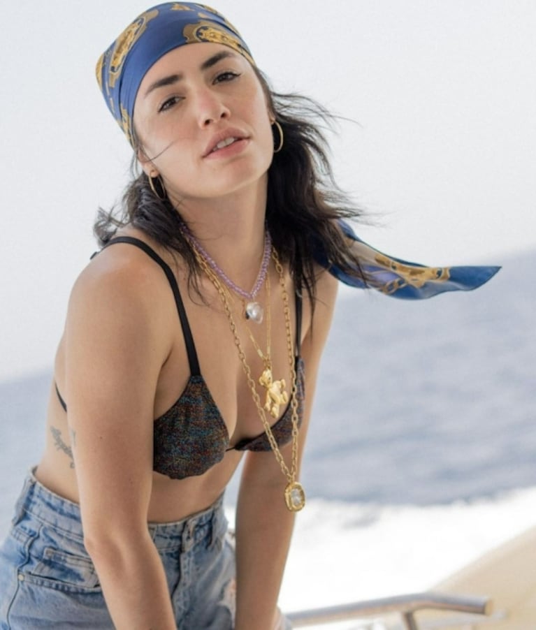 Lali Espósito se metió en la pileta sin corpiño para festejar con amigos: "La cosa se pone ruda"
