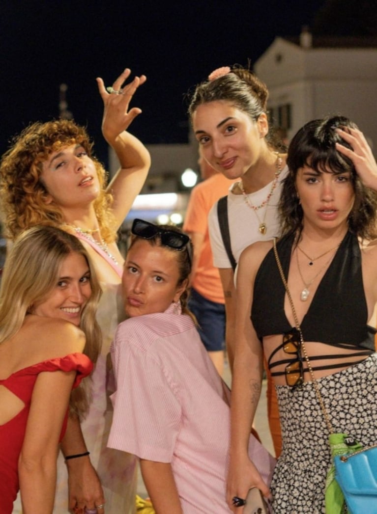 Lali Espósito se metió en la pileta sin corpiño para festejar con amigos: "La cosa se pone ruda"