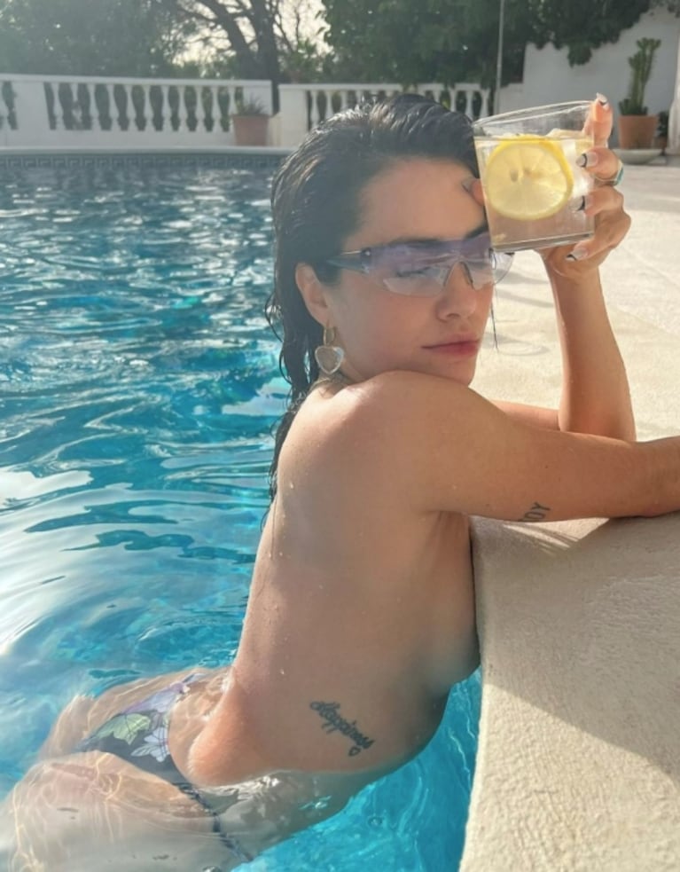 Lali Espósito se metió en la pileta sin corpiño para festejar con amigos: "La cosa se pone ruda"