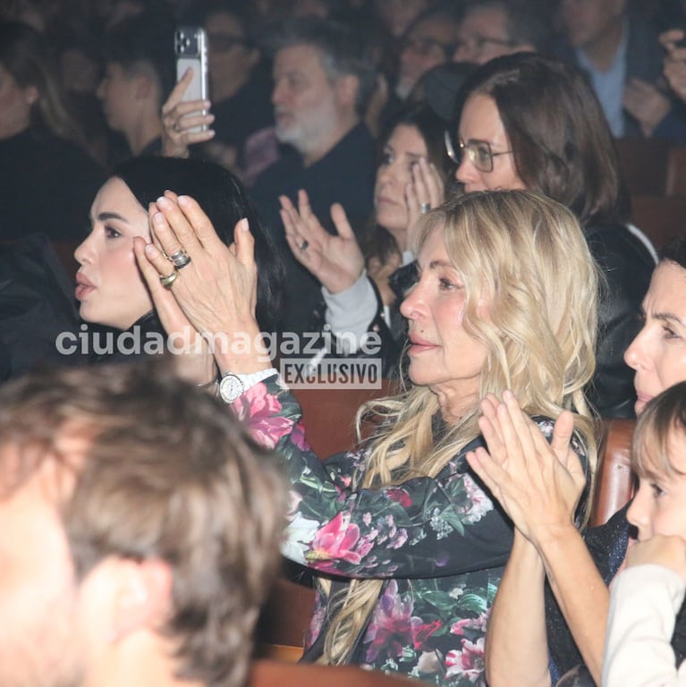 Lali Espósito y Cris Morena en el Gran Rex por Charly y la Fábrica de Chocolates. (Foto: Movilpress)