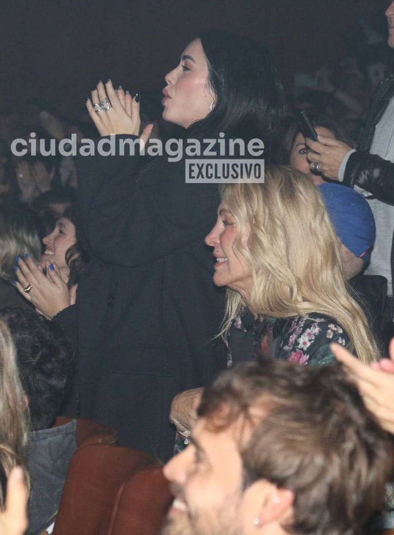 Lali Espósito y Cris Morena en el Gran Rex por Charly y la Fábrica de Chocolates. (Foto: Movilpress)