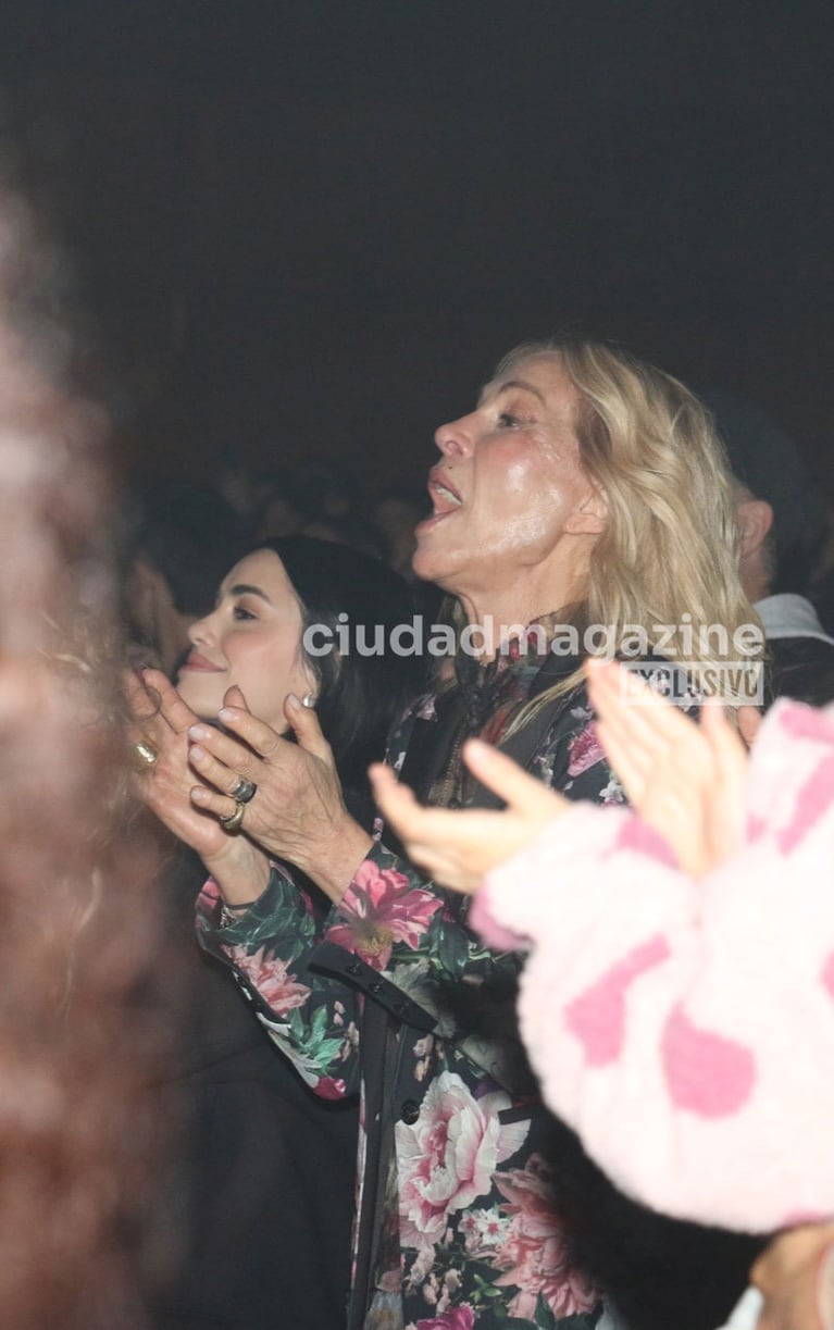 Lali Espósito y Cris Morena en el Gran Rex por Charly y la Fábrica de Chocolates. (Foto: Movilpress)