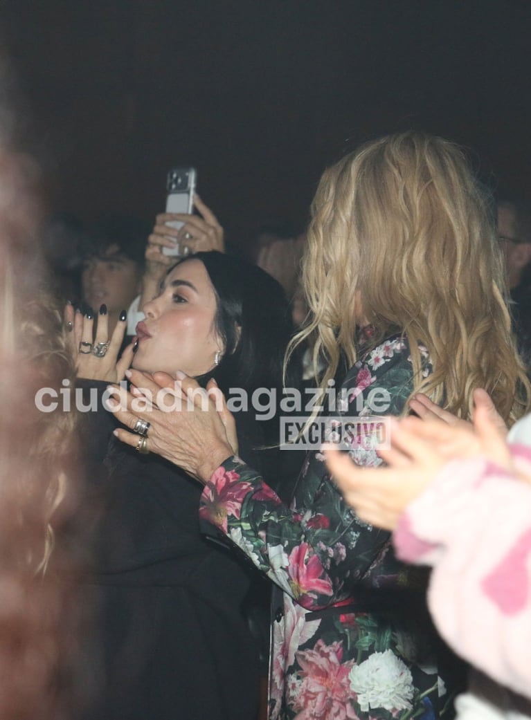 Lali Espósito y Cris Morena en el Gran Rex por Charly y la Fábrica de Chocolates. (Foto: Movilpress)