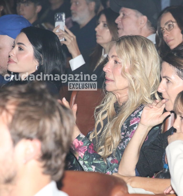 Lali Espósito y Cris Morena en el Gran Rex por Charly y la Fábrica de Chocolates. (Foto: Movilpress)