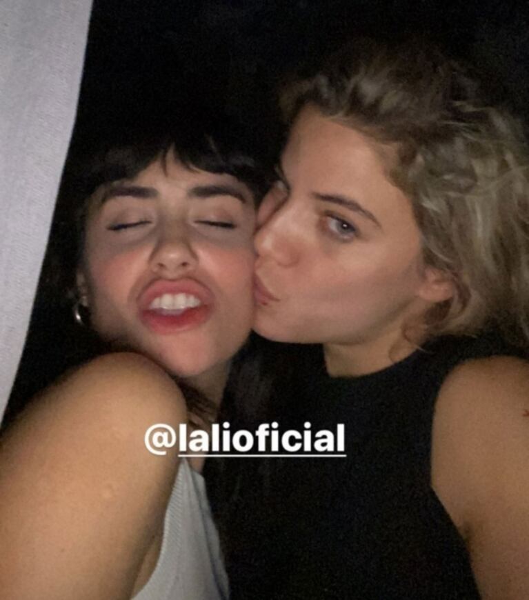 Lali Espósito y Justina Bustos publicaron una foto a los besos: la borraron a los pocos minutos