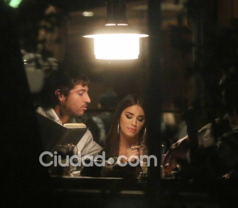 Lali Espósito y Santiago Mocorrea, mimos y besos apasionados en plena cena... ¡y a la vista de todos!