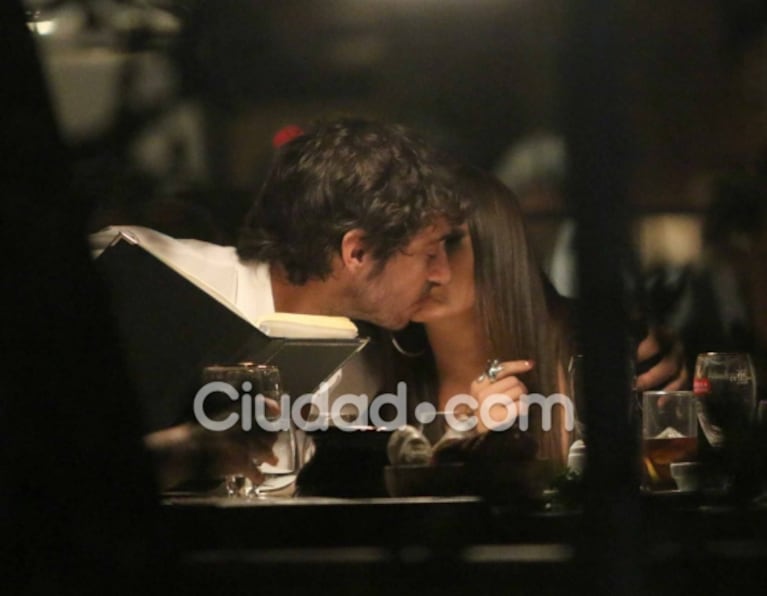Lali Espósito y Santiago Mocorrea, mimos y besos apasionados en plena cena... ¡y a la vista de todos!
