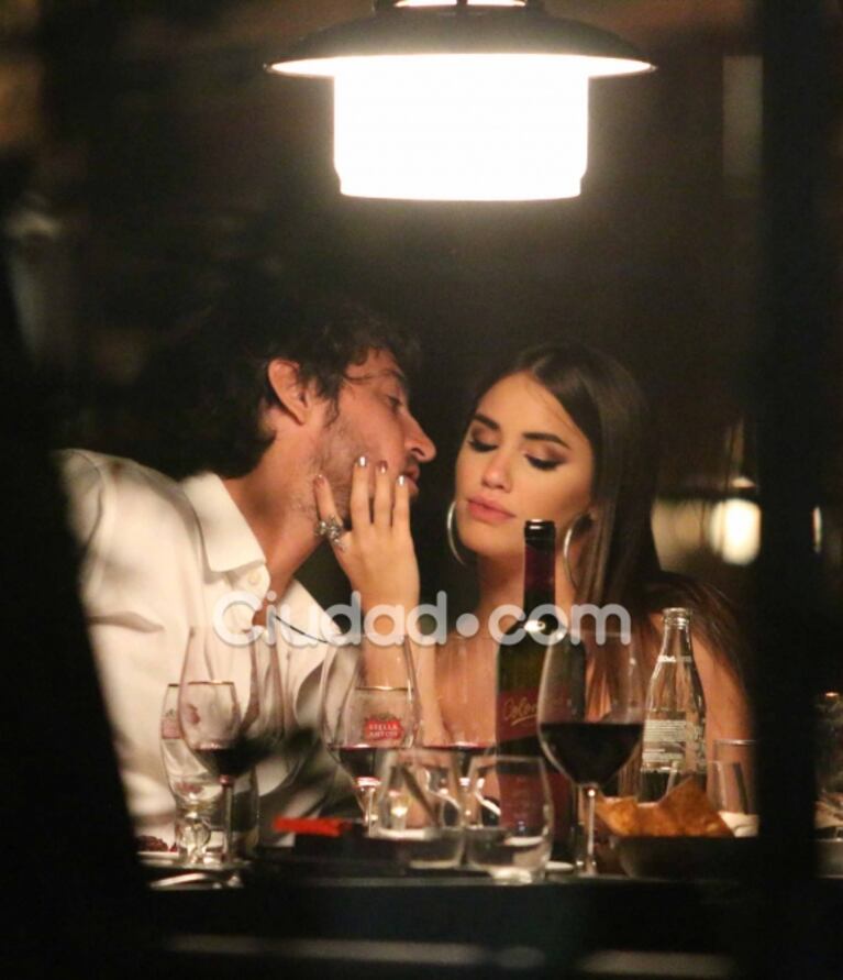 Lali Espósito y Santiago Mocorrea, mimos y besos apasionados en plena cena... ¡y a la vista de todos!