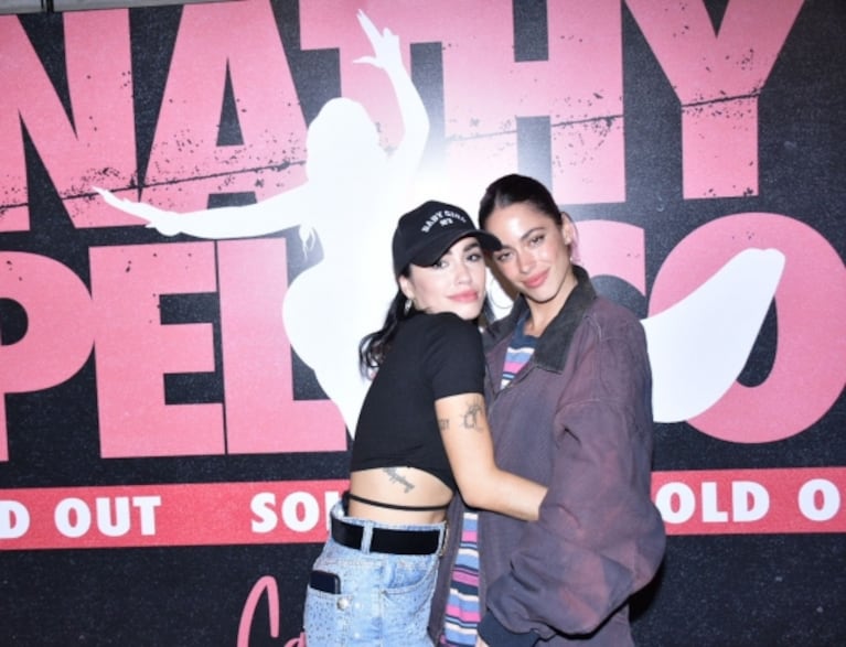 Lali Espósito y Tini Stoessel: las fotos de su encuentro buena onda en el show de Nathy Peluso