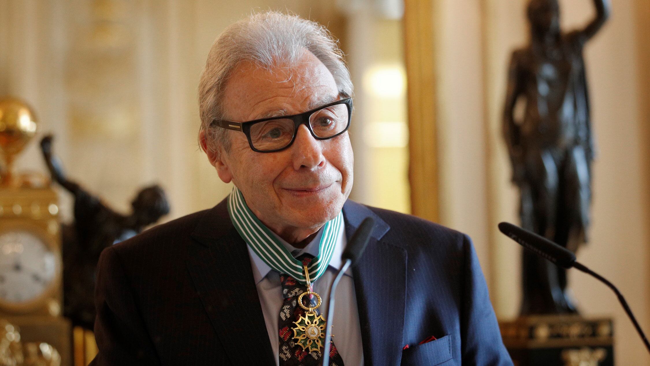 Lalo Schifrin, cuando en 2017 fue nombrado Comandante de las Artes y las Letras de la Orden de Francia. Foto: AP.