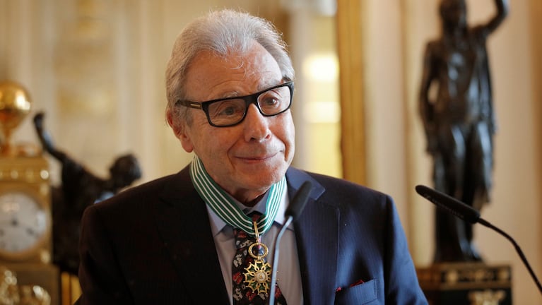 Lalo Schifrin, cuando en 2017 fue nombrado Comandante de las Artes y las Letras de la Orden de Francia. Foto: AP.