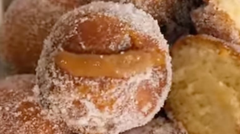 Las bolas de fraile se rellenan con dulce de leche y llevan azúcar espolvoreada. Foto: Cucinare TV