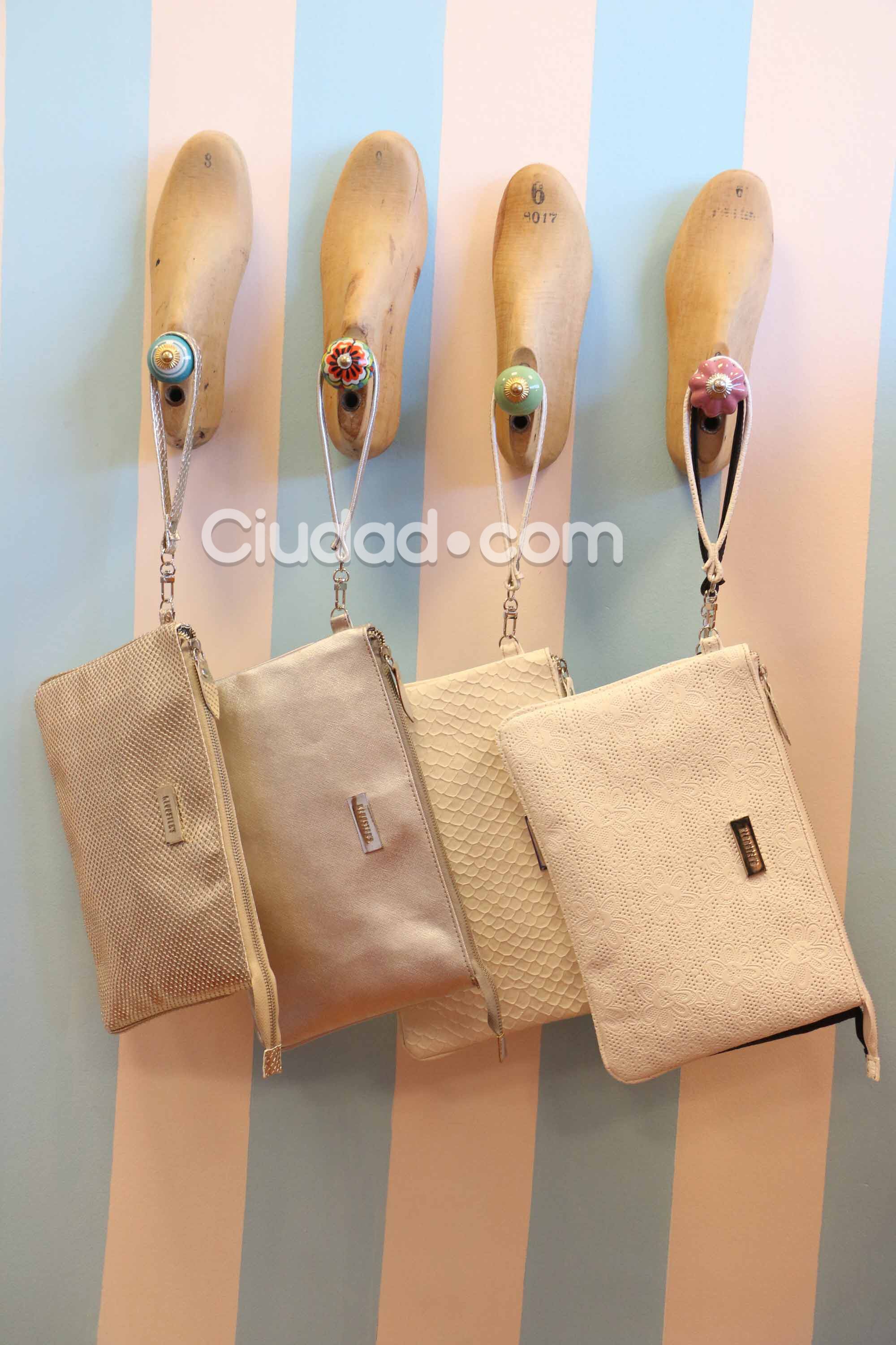 Las carteras de la marca de Marcela Kloosterboer. (Foto: Movilpress)