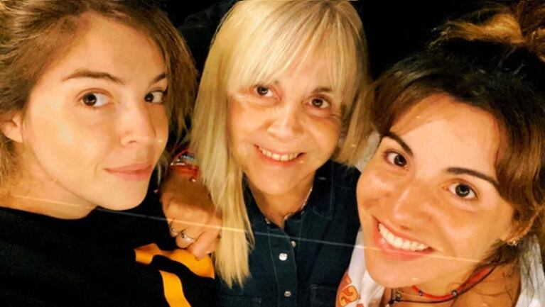Las chicas saludaron a su mamá por su cumple.