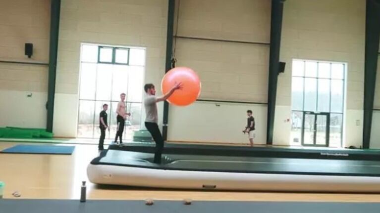 Las divertidas acrobacias con una pelota de pilates