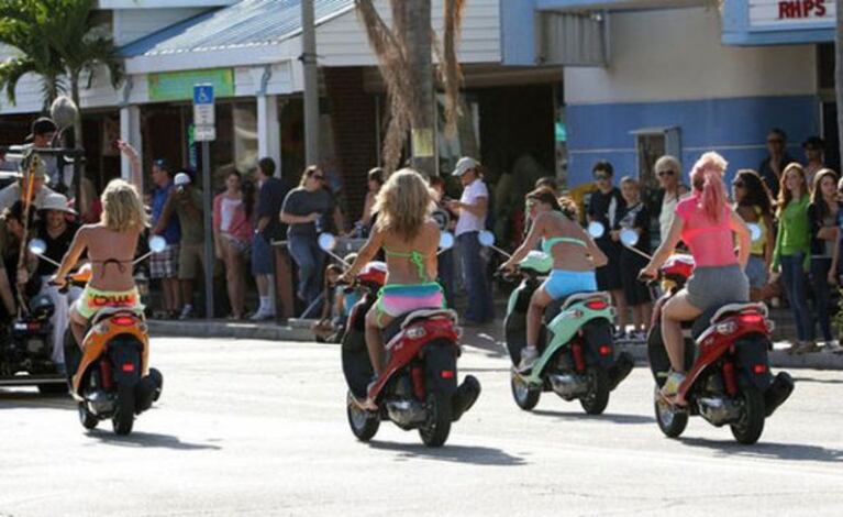 Las divertidas escenas que Selena Gomez y Vanessa Hudgens grabaron para Spring Breakers. (Foto: popsugar.com)