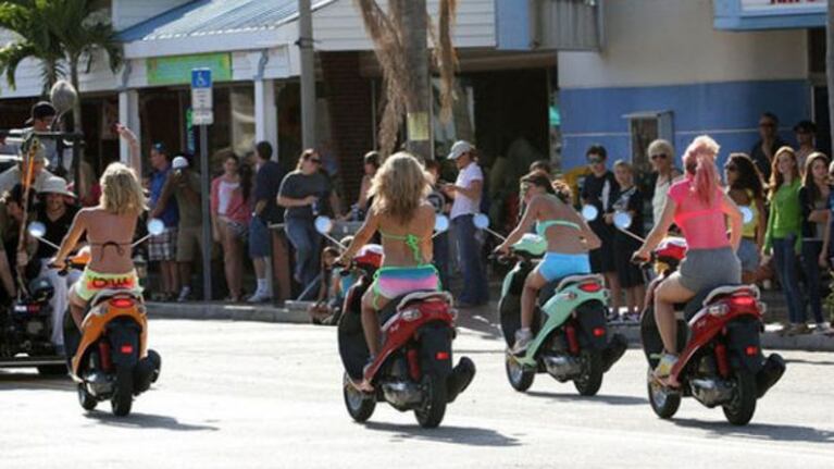 Las divertidas escenas que Selena Gomez y Vanessa Hudgens grabaron para Spring Breakers. (Foto: popsugar.com)