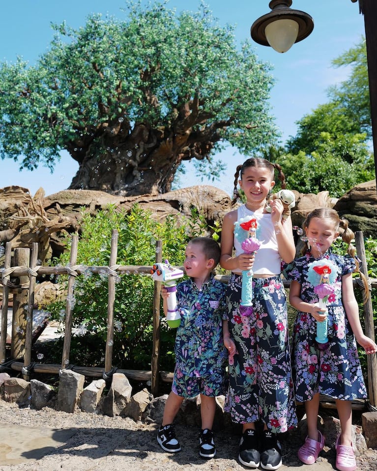 Las divertidas fotos de China Suárez con sus hijos en Disney: looks súper cancheros y mucha aventura