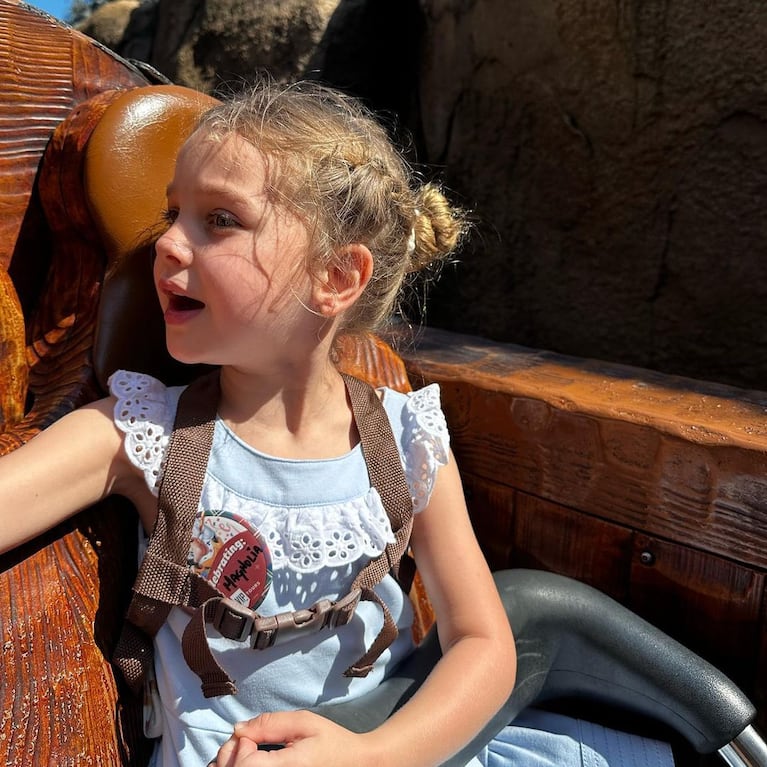 Las divertidas fotos de China Suárez con sus hijos en Disney: looks súper cancheros y mucha aventura