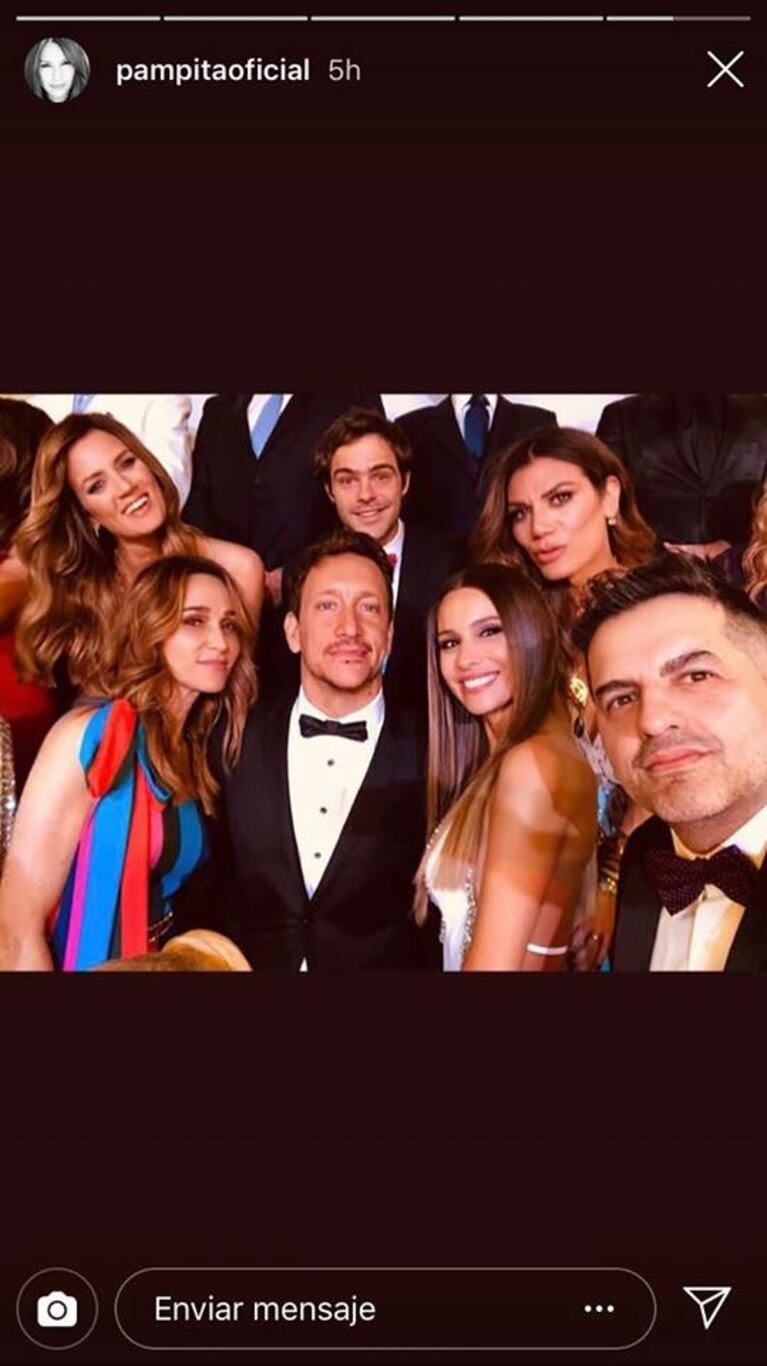 Las divertidas fotos de Pampita disfrutando de la noche junto a sus amigos famosos: ¡selfies a pura risa!