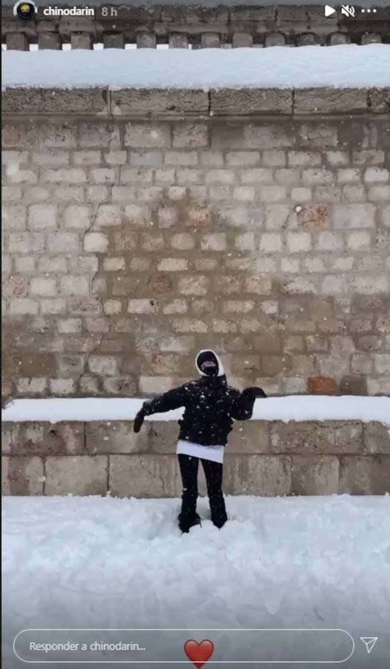 Las divertidas imágenes de Chino Darín y Úrsula Corberó en la histórica nevada en Madrid: "Ojalá esto no sea el fin del mundo"