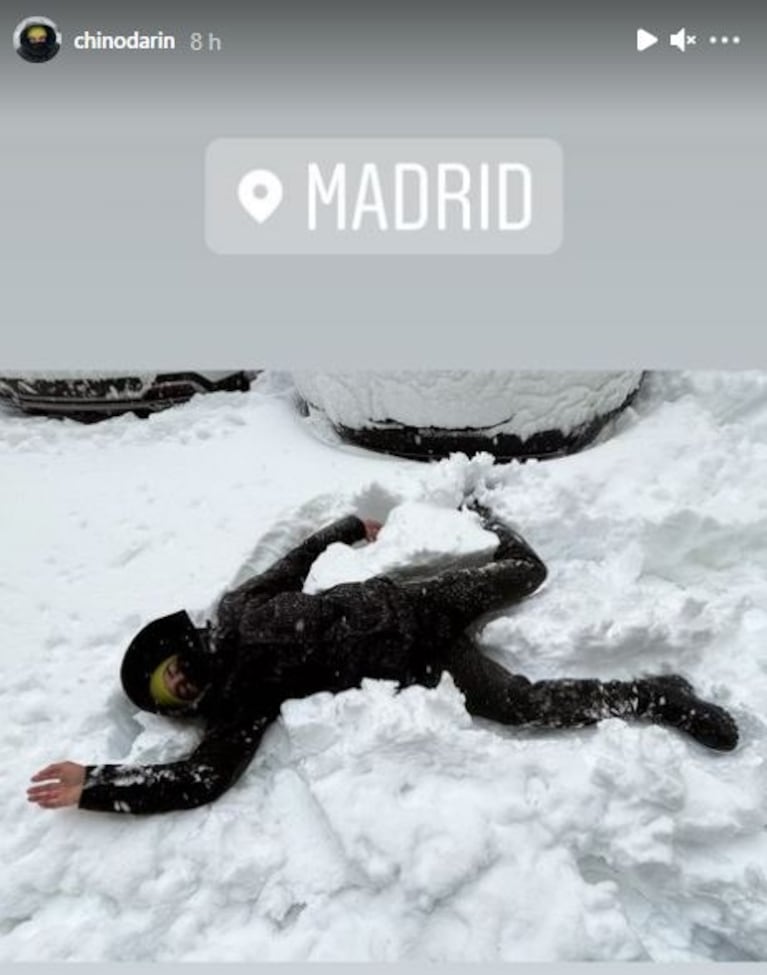 Las divertidas imágenes de Chino Darín y Úrsula Corberó en la histórica nevada en Madrid: "Ojalá esto no sea el fin del mundo"