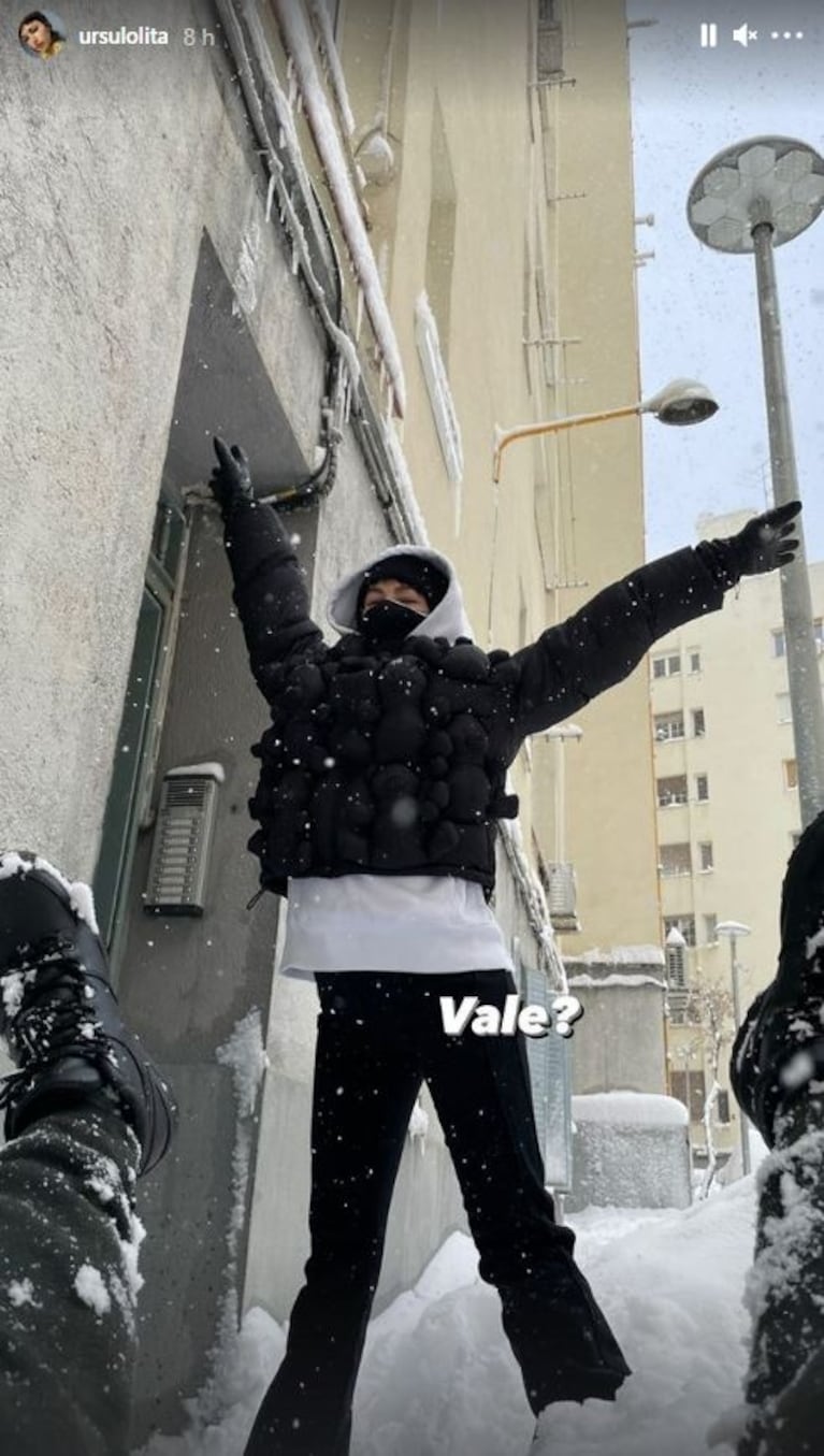 Las divertidas imágenes de Chino Darín y Úrsula Corberó en la histórica nevada en Madrid: "Ojalá esto no sea el fin del mundo"