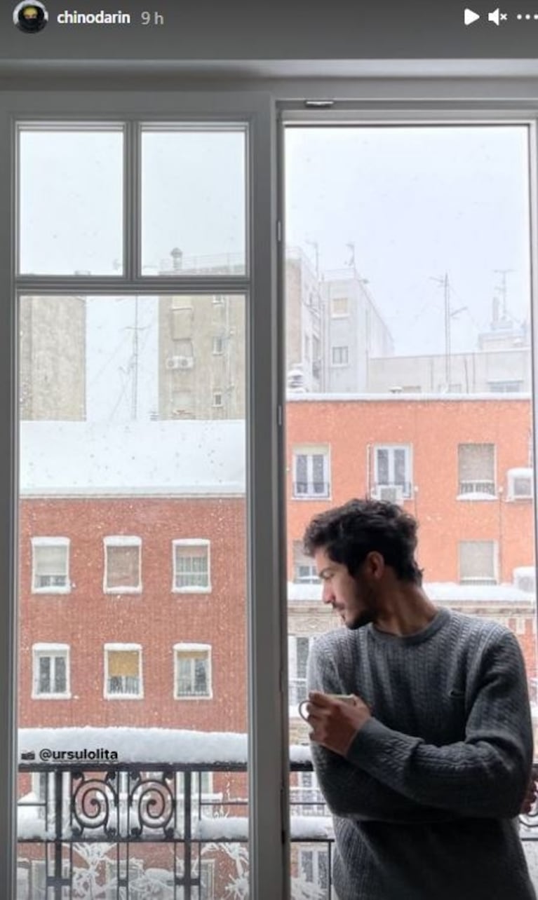 Las divertidas imágenes de Chino Darín y Úrsula Corberó en la histórica nevada en Madrid: "Ojalá esto no sea el fin del mundo"