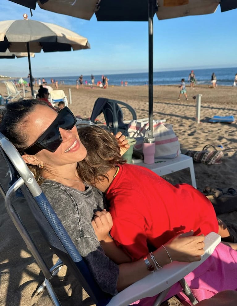 Las divertidas vacaciones de Jimena Barón, su hijo y su novio en Necochea: tenis, manjares dulces y mucho amor