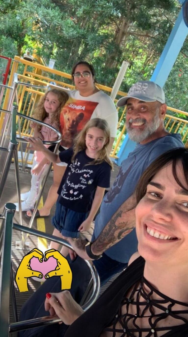 Las divertidas vacaciones de Jorge Rial con Romina Pereiro y sus hijas: "La felicidad está ahí"