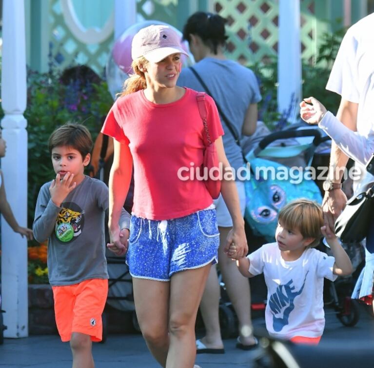 Las divertidas vacaciones familiares de Shakira con Gerard Piqué y sus hijos en Disney