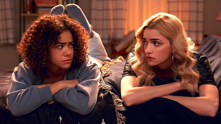 Las dos protagonistas de Ginny & Georgia, la serie de Netflix.