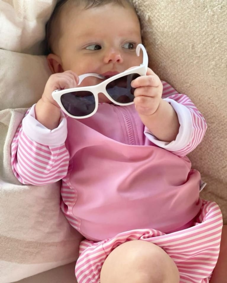 Las dulces fotos de Ana, la hija de Pampita y Roberto García Moritán, jugando con unos lentes