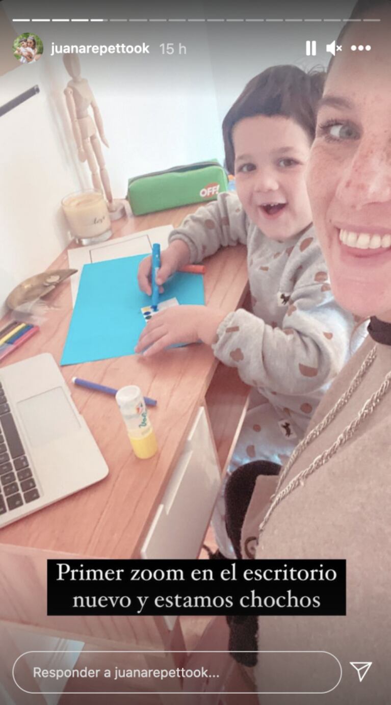 Las dulces fotos de Juana Repetto acompañando a su hijo en su clase por Zoom: "Tenemos escritorio nuevo"