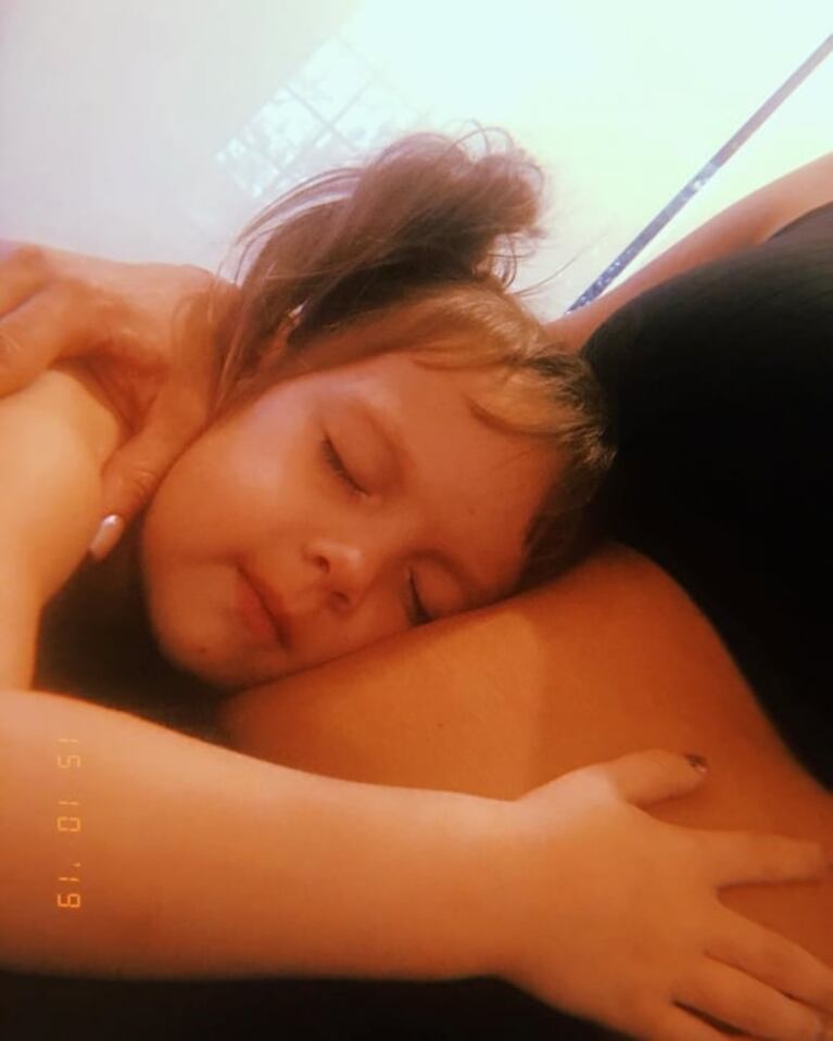 Las dulces fotos de la pancita de Barby Silenzi junto a su hija mimándola: "Así de enamoradas"
