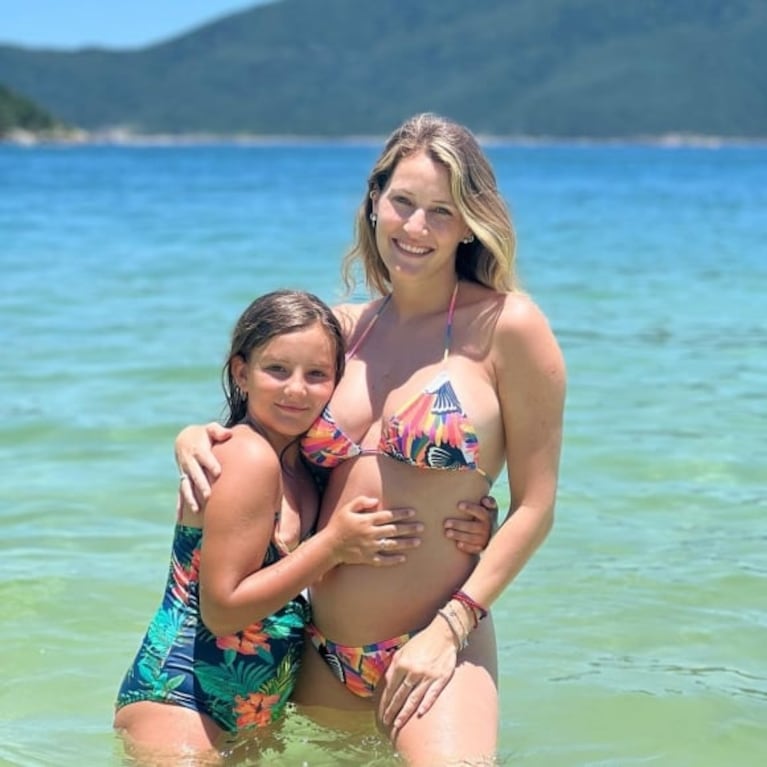 Las dulces fotos de Mica Viciconte con las hijas de Fabián Cubero y Nicole Neumann tocándole la pancita: "Sus hermanitas"