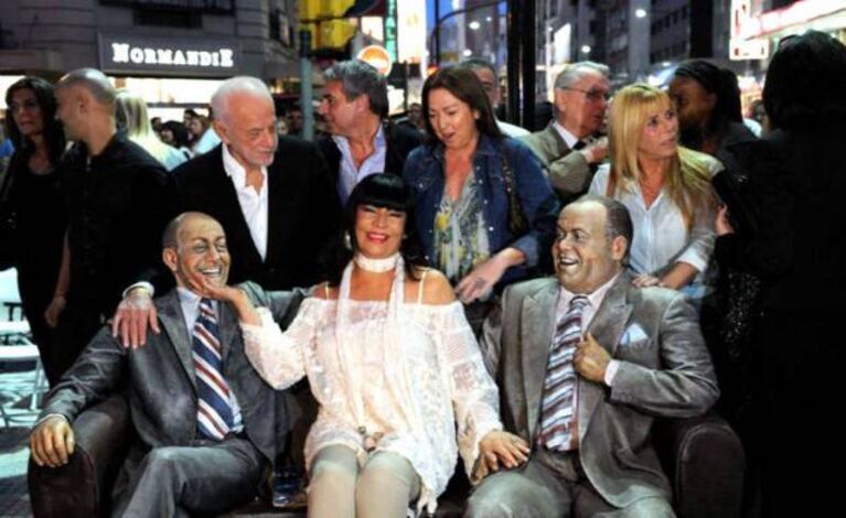 Las esculturas de Olmedo y Portales en calle Corrientes. (Foto: Clarín)