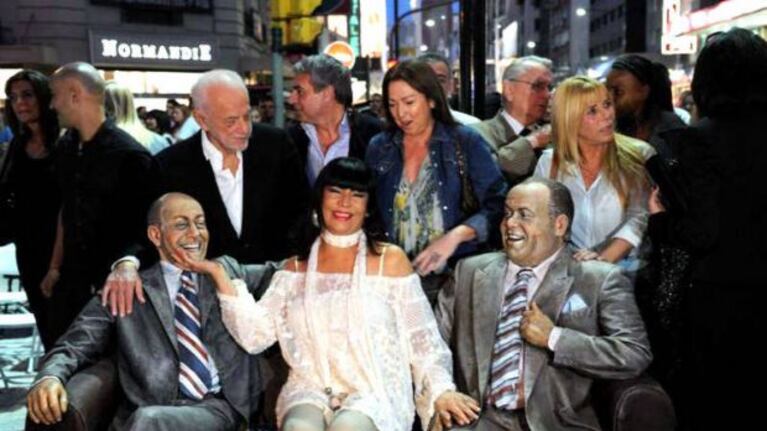 Las esculturas de Olmedo y Portales en calle Corrientes. (Foto: Clarín)