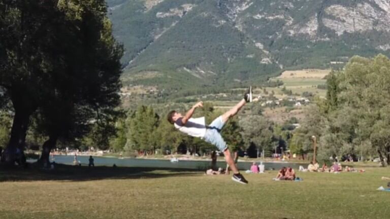 Las espectaculares acrobacias de Quentin Greco sobre hierba o asfalto