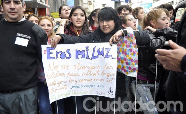 Las fans esperan ansiosas la llegada del cantante. (Foto: Jénnifer Rubio)