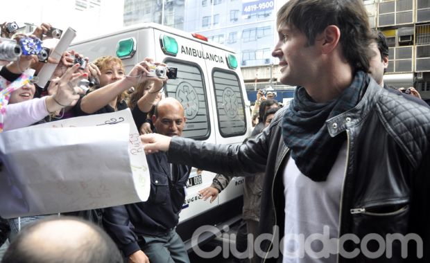 Las fans saludan al cantante. (Foto: Jénnifer Rubio)