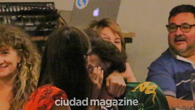 Las fotos a los besos de Valentina Bassi y Fabio Di Tomaso. Foto: Movilpress