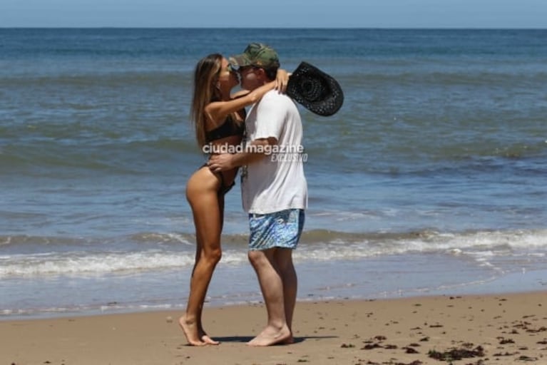 Las fotos de Agustina Casanova en las playas de Punta del Este: mar y amor con su marido, Lautaro Mauro
