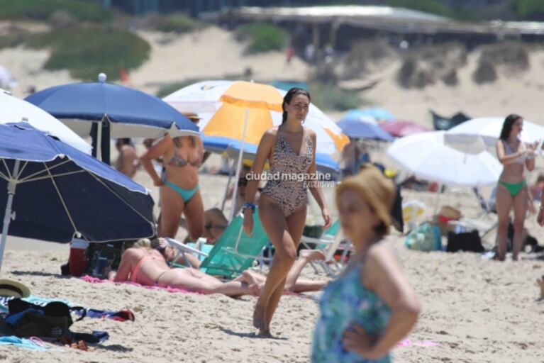 Las fotos de Ámbar, la hija de Juana, Nacho Viale y su novia Lucía Pedraza disfrutando de las playas de Punta