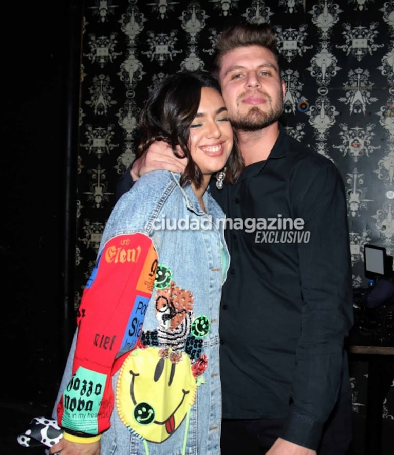 Las fotos de Ángela Leiva con su novio, Gabriel Mikelovich, a puro beso y arrumaco 